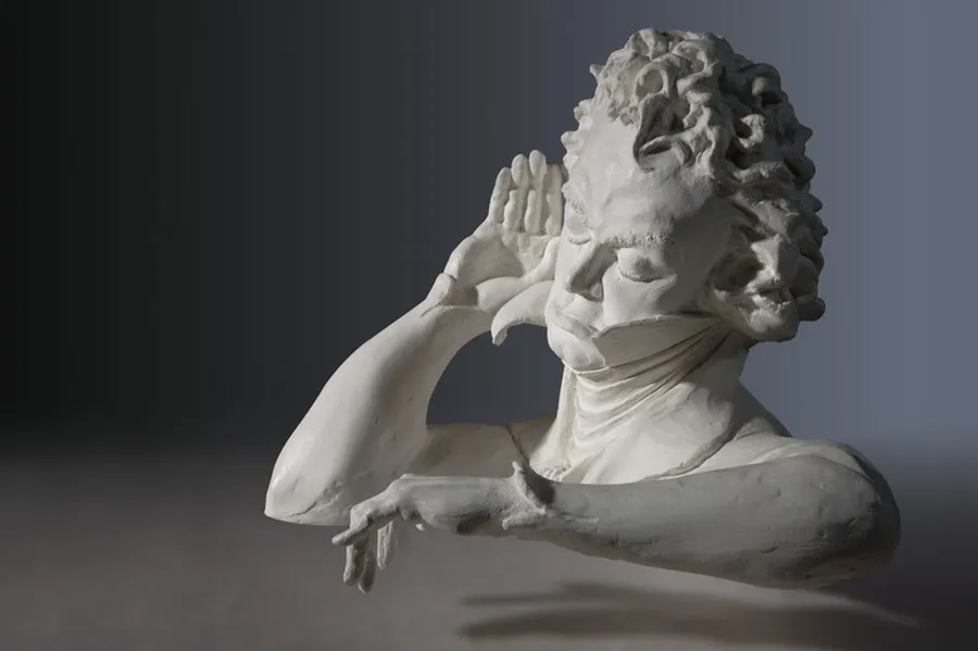Beethoven hält die Hand ans Ohr, um besser zu hören, so zeigt ihn eine moderne weiße Gipsbüste.