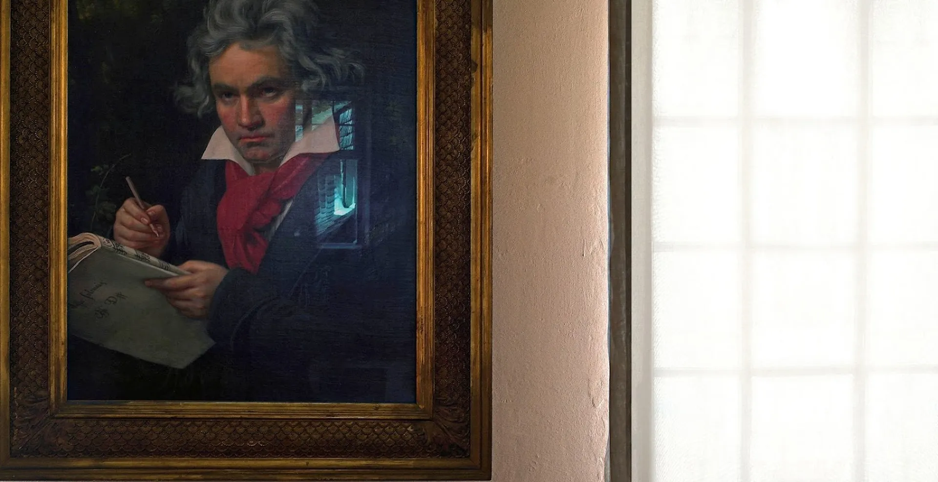 Das berühmteste Beethoven-Bildnis zeigt den Komponisten mit rotem Schal, Schreibfeder und Notenheft. Es hängt in der Dauerausstellung des Museums. In der Abbildung des Porträts spiegelt sich ein Fenster des Raumes, in dem es sich befindet.