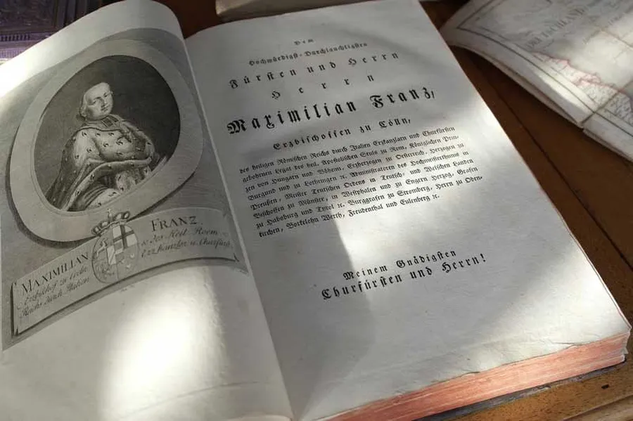 Aufgeschlagenes Buch mit Porträtstich des Kurfürsten Maximilian Franz, Beethovens Bonner Dienstherr und Gönner.